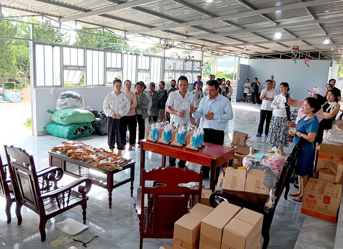 Ban Caritas giáo xứ Tân Phú bác ái tại giáo xứ Kon Xơmluh và hành hương Đức Mẹ Măng Đen